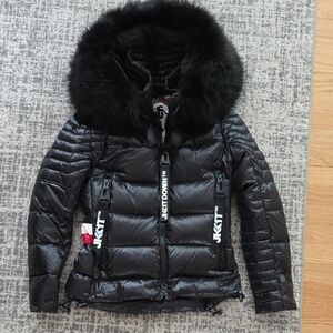 Stylish Black Puffer Jacket with Fur Trim